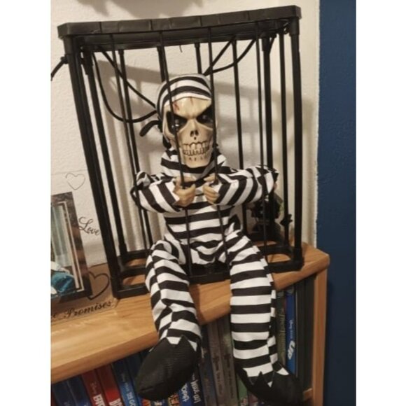 Screaming Animated Halloween Decorations Halloween Decor Prop with Motion Sensor - Picture 3 of 3